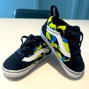 Glow on the dark VANS like new!